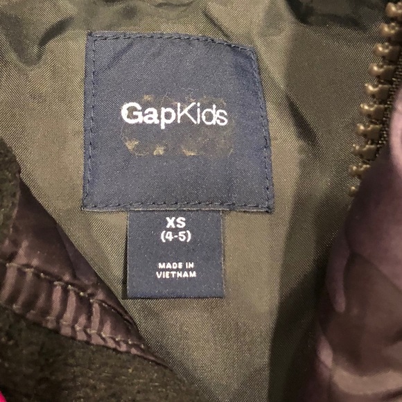 Gap Kids Puffer Vest • Army Print • size 4-5 - Picture 2 of 3
